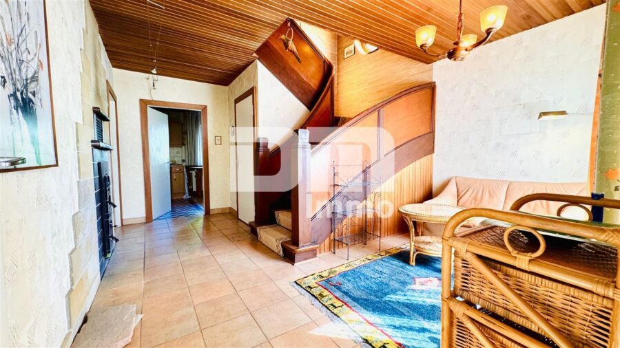 Gepflegtes Einfamilienhaus auf großem Grundstück mit Garage, Terrasse und Balkon - EG Flur / Diele / Kachelofen / Treppenaufgang